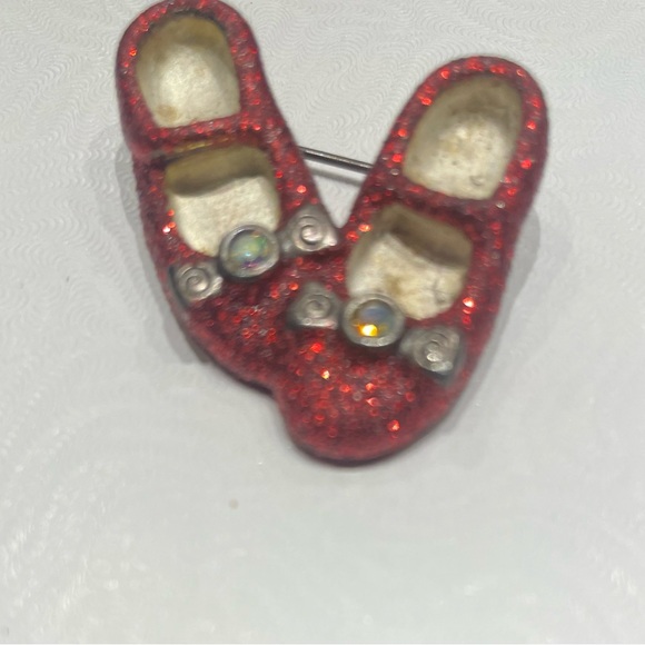 Wizard of Oz Dorothy’s Ruby Slippers Pin Vintage 1997 - Picture 3 of 4